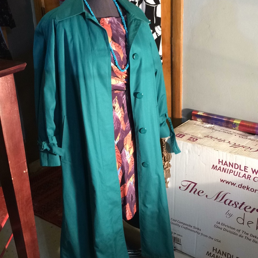 Beautiful classic coat - Picture 2 of 4
